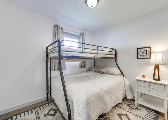 Vakantiehuis Family-friendly Rental: Yard, Patio!